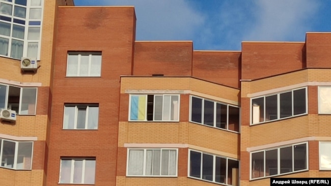 Окно балкона с флагом Украины