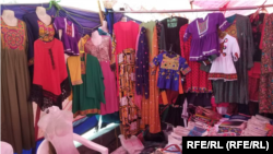 برخی از لباس های که در نمایشگاه صنایع دستی زنان تجارت پیشه در کابل به نمایش گذاشته شده اند
