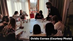 Cosmina Mocanu le predă elevilor ucraineni limba română.