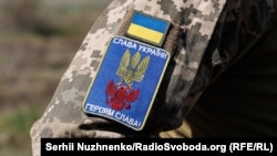 Шеврон українського військовослужбовця на позиціях ЗСУ