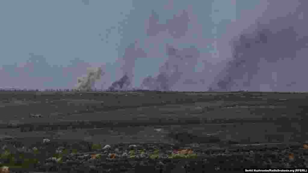 Вибухи і пожежі від обстрілів, які ведуть російські війська. Луганська область, 26 квітня 2022