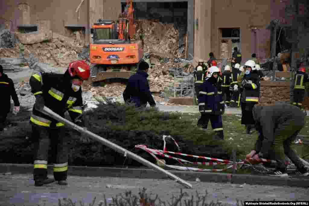Тривають пошуково-рятувальні роботи, під завалами шукають людей. Миколаїв, 29 березня 2022 року