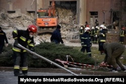 Рятівники біля Миколаївської ОВА розбирають завали після ракетного удару