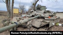 Знищена російська військова техніка по дорозі у Тростянець, Сумська область. 28 березня 2022 року