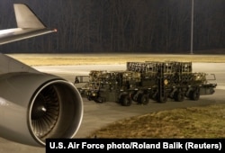 Американская военная помощь для Украины загружается в самолет. Авиабаза Dover Военно-воздушных сил США, штат Делавер