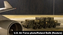 Боеприпасы, оружие и другое оборудование, направляющиеся в Украину, на базе ВВС Довер, Делавэр, США, 24 января 2022 года