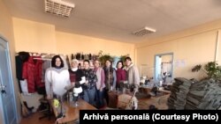 Atelierul din Cerkasî unde voluntarele au început să confecționeze din resurse proprii veste anti-glonț pentru soldații și luptătorii ucraineni. Irina a adus o parte din materialul textil, din România.