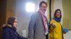 نازنین زاغری-رتکلیف همراه با همسرش ریچارد رتکلیف و گابریلا فرزندشان در حال ورود به یک نشست خبری در لندن