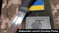 Шаўрон з пагоняй, частка вайсковага рыштунку беларускіх добраахвотнікаў