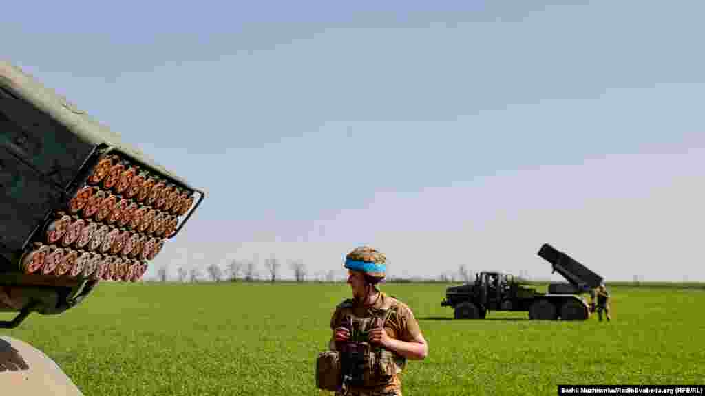 Український військовий поруч з реактивною системою залпового вогню БМ-21 &laquo;Град&raquo;. Луганська область, 26 квітня 2022 року
