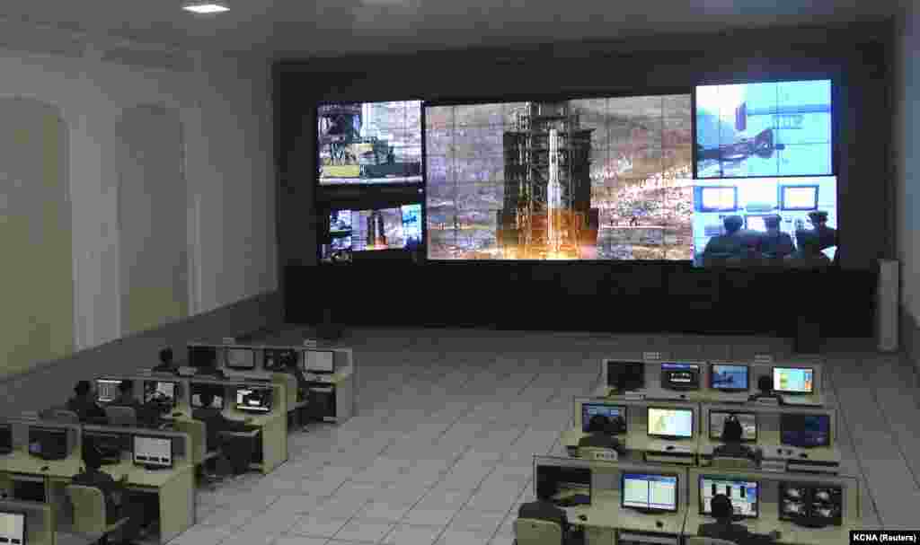 Shkencëtarët koreanoveriorë duke punuar, teksa një ekran shfaqte lëshimin e raketës &quot;Unha-3&quot;. Fotografi e publikuar më 12 dhjetor 2012.