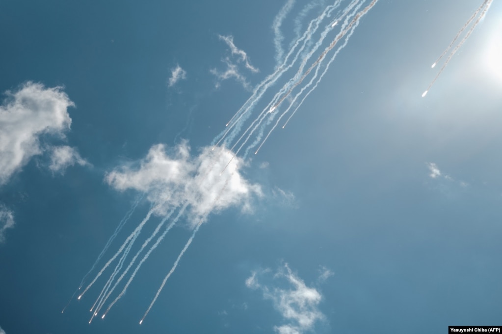Shkrepje mashtruese të lëshuara nga një Sukhoi SU-25, që po i ofronte mbështetje ajrore trupave ukrainase, gjatë luftimeve afër Jampilit, në rajonin e Donjeckut, më 27 prill.