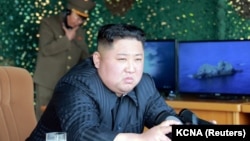 Лідер КНДР Кім Чен Ин спостерігає за запуском ракет (архівне фото)