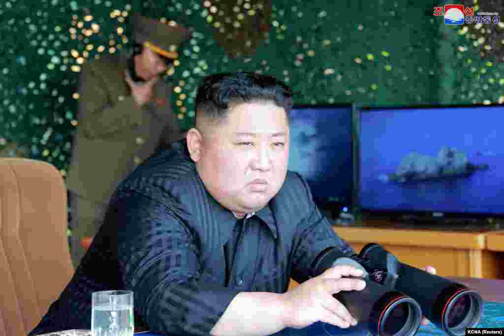 Udhëheqësi koreanoverior, Kim Jong Un, duke mbikëqyrur një &quot;manovër sulmuese&quot;, në Korenë e Veriut, më 4 maj 2019.