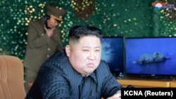 Лидер КНДР Ким Чен Ын наблюдает за запуском ракет (архивное фото)