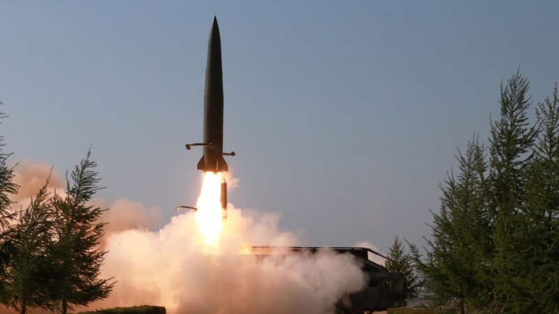 Koreja e Veriut lëshon dy raketa