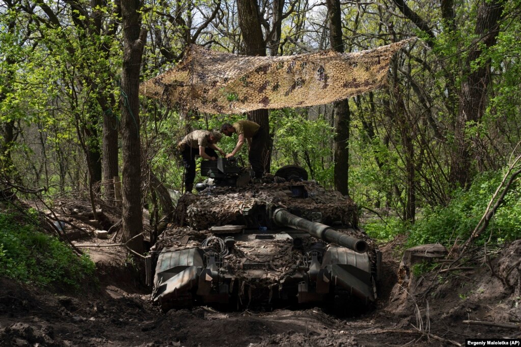 Ushtarakë ukrainas duke vendosur një mitraloz mbi një tank, në rajonin e Donjeckut, më 27 prill.
