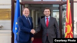 Македонија - Министерот за надворешни работи Бујар Османи се сретна со еврокомесарот за соседство и проширување Оливер Вархеји, кој е во работна посета на Скопје.