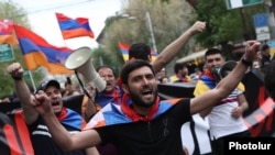 Armenia - Members of the former ruling Republican Party hold an anti-government rally in Yerevan, April 28, 2022.