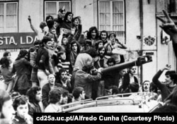 Acum 50 de ani, o lovitură de stat a tinerilor generali a răsturnat regimul fascist care condusese Portugalia timp de patru decenii. Oamenii de rând au ieșit în stradă, dar revoluția a fost pașnică; ei au împărțit soldaților garoafe și s-au urcat pe tancuri.