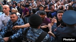 Armenia - Riot police scuffle with opposition protesters in Yerevan, April 26, 2022.