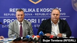 Kryeprokurori i Prokurorisë Speciale të Kosovës, Blerim Isufaj, së bashku me prokurorin që ka hetuar rastin, Atdhe Dema, gjatë konferencës për media.