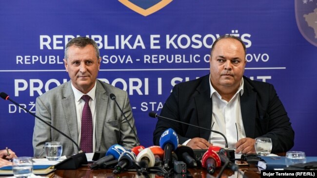 Kryeprokurori i Prokurorisë Speciale të Kosovës, Blerim Isufaj, së bashku me prokurorin që ka hetuar rastin, Atdhe Dema, gjatë konferencës për media.