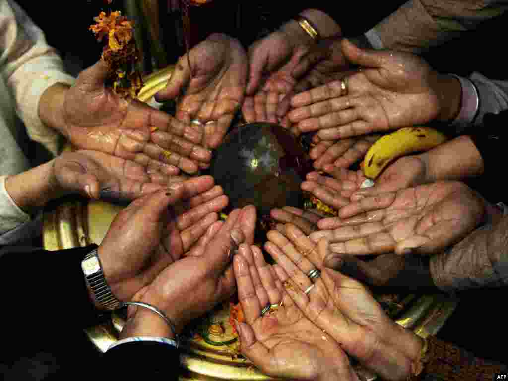 Індыя: 12 лютага індуісцкія вернікі адзначаюць сьвята Маха Шываратры ў гонар бога Шывы.