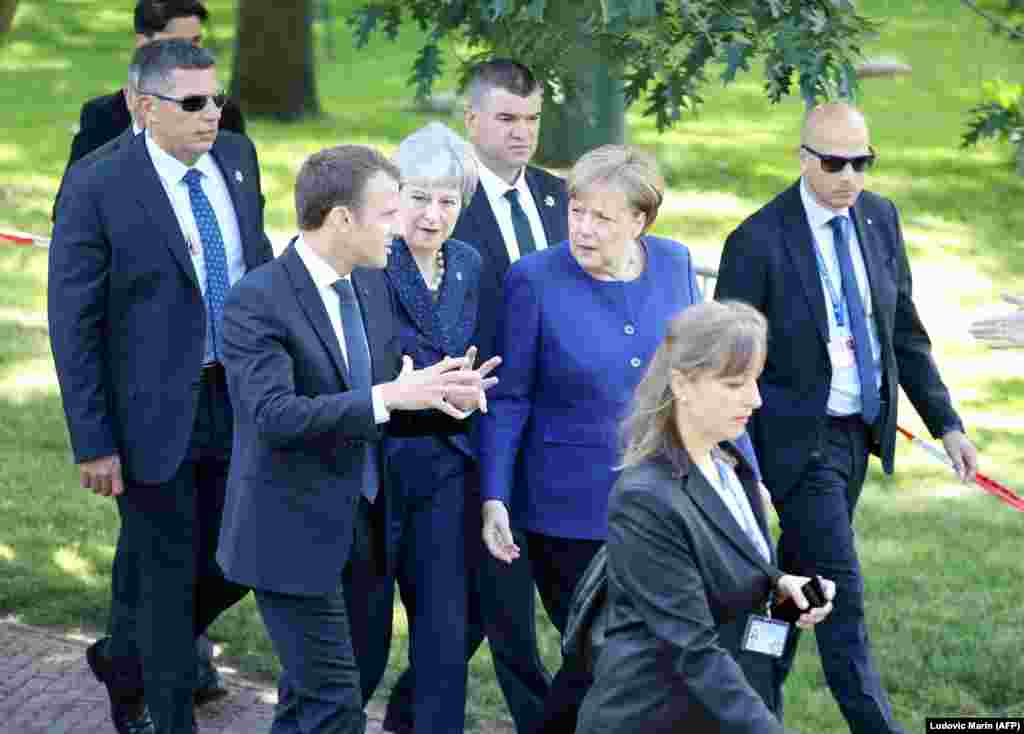 БУГАРИЈА - Германската канцеларка Ангела Меркел на самитот ЕУ-Западен Балкан во Софија порача дека во интерес на Европа е Западен Балкан да биде безбеден и економско добро да се развива. Британската премиерка Тереза Меј на истиот самит истакна дека ќе ги разгледаат начините како можат да работат заедно за да се обезбеди поголема стабилност и просперитет за Западен Балкан.