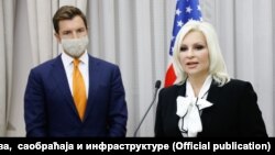 Direktor Kancleralije DFC u Beogradu Džon Jovanović i potpredsednica Vlade Srbije i ministarka građevinarstva, saobraćaja i infrastrukture Zorana Mihajlović