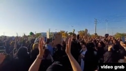 Oameni adunați la un miting nesancționat de guvern, cu ocazia unei înmormântări la Bushehr, pe 17 februarie.