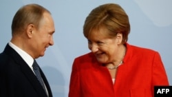 Kancelarja gjermane Angela Merkel dhe presidenti rus, Vladimir Putin, foto nga arkivi.