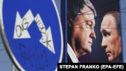 Afiș cu Poroșenko și Putin