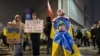 Refugjatët ukrainas në Varshavë marrin pjesë në një ngjarje për të shprehur mirënjohje ndaj Polonisë për strehimin e tyre në 3-vjetorin e nisjes së luftës. 