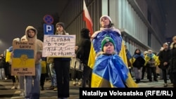 Refugjatët ukrainas në Varshavë marrin pjesë në një ngjarje për të shprehur mirënjohje ndaj Polonisë për strehimin e tyre në 3-vjetorin e nisjes së luftës. 