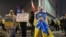 Refugjatët ukrainas në Varshavë marrin pjesë në një ngjarje për të shprehur mirënjohje ndaj Polonisë për strehimin e tyre në 3-vjetorin e nisjes së luftës. 