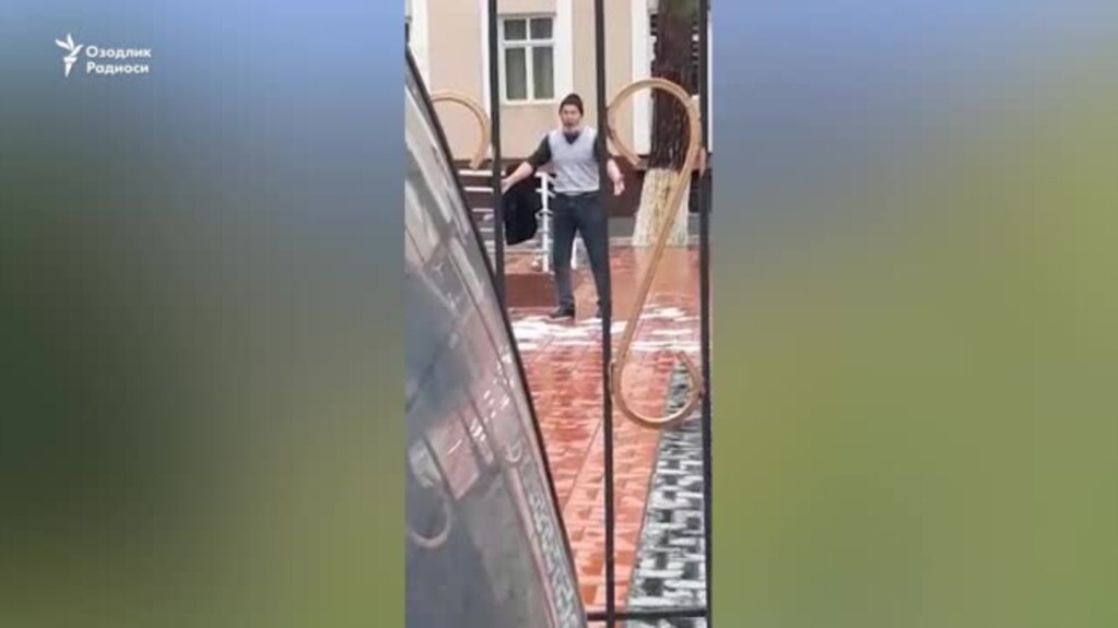 В Фергане предприниматель, у которого отобрали землю, порезал себя лезвием возле Народной приемной