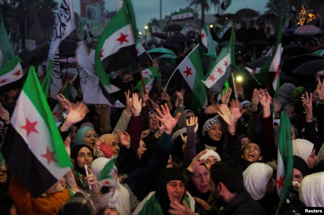 Сирийцы в Латакии, всегда считавшейся оплотом режима Башара Асада, отмечают первую годовщину его падения. 8 декабря 2025 года