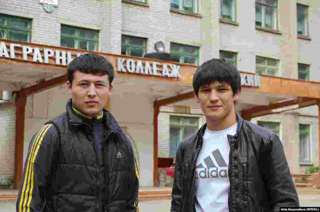 Ржев коллежинде билим алып жатышкан оштук балдар. - Ржев шаары, Орусия. Аида Касымалиева тарткан сүрөт. 2011-жылдын 16-майы. "Азаттык" үналгысы.