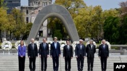 Міністри закордонних справ Японії, Німеччини, Великобританії, Франції, Італії, Канади і США, а також верховний представник ЄС із закордонних справ під час відвідування музейного меморіалу «Парк миру» в Хіросімі, Японія, 11 квітня 2016 року