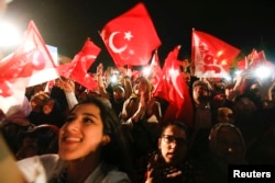 Референдумдағы жеңісті тойлауға көшеге шыққан Ердоғанның қолдаушылары. Түркия, Стамбул, 16 сәуір 2017 жыл.
