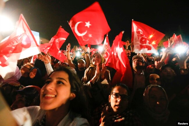 Referendumdağı jeñisti toylauğa köşege şıqqan Erdoğannıñ qoldauşıları. Türkiya, Stambul, 16 säuir 2017 jıl.