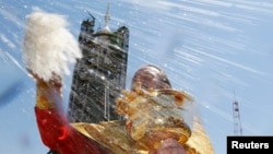 Православный священник благословляет космический корабль