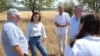Ministra Agriculturii, Ludmila Catlabuga (în centru), a vizitat gospodăriile unor fermieri din satele Volintiri și Copceac, din raionul Ștefan Vodă, pentru a vedea cum seceta le-a afectat culturile de porumb și floarea-soarelui.