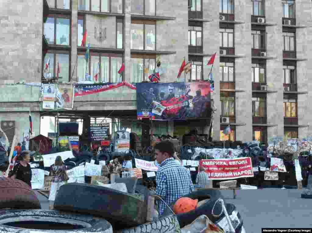 Эта фотография уже история: накануне баррикады у здания Донецкой ОГА были снесены ополченцами