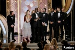 ABŞ- Britaniya rejissoru Steve McQueen "12 Years a Slave" filminə görə "Golden Globe" mükafatı ilə, Kaliforniya, 12 yanvar, 2014