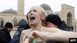 Акция Femen "Международный топлесс-джихад" у мечети в Киеве, 4 апреля 2013 года. 