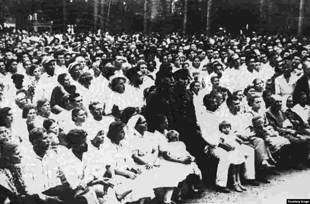 Митинг в Алматы, организованный после вторжения германской армии на территорию Советского Союза. 1941 год.