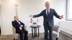 دیدار عباس عراقچی (نشسته) وزیر خارجه ایران با ایگنازیو کاسیس، همتای سوئیسی خود، در ژنو پس از انجام مذاکره با نمایندگان آمریکا