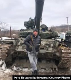 Трофеї, які ДФТГ конфіскували у противника на Сумщині у лютому 2022 року. В'ячеслав Бершов біля російського танка поблизу Сум. Фото Богдана Калініченка